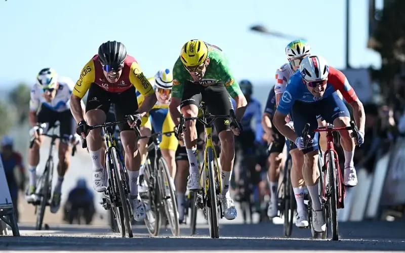 Третий этап «Вуэльты Андалусии»- Милан Фретин (слева) одерживает победу_