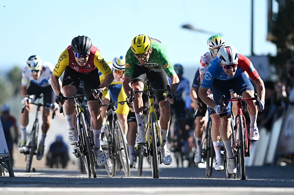 Третий этап «Вуэльты Андалусии»- Милан Фретин (слева) одерживает победу_
